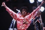 Майкл Джексон на сцене во время тура Jacksons' Victory Tour, 1984 год