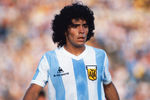 Марадона начинал свою профессиональную карьеру в клубе «Архентинос Хуниорс». Отметим, что футболист дебютировал в основном составе команды за 10 дней до своего 16-летия. Покинул он коллектив в 1981 году после конфликта с руководством, тренером и игроками клуба