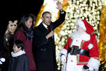 Среди всех президентов США Барак Обама остается, пожалуй, самым лучшим ведущим праздничных церемоний. На фото — Барак Обама с дочерью Малией на рождественском празднике
