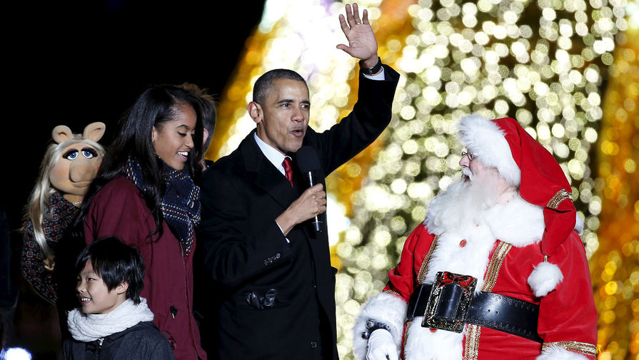 Среди всех президентов США Барак Обама остается, пожалуй, самым лучшим ведущим праздничных церемоний. На&nbsp;фото &mdash; Барак Обама с&nbsp;дочерью Малией на&nbsp;рождественском празднике
