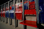Кресла на трибунах строящегося стадиона ПФК ЦСКА на Третьей Песчаной улице в Москве