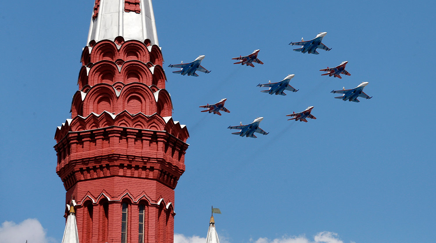 Многоцелевые истребители Су-27 пилотажной группы «Русские витязи» и МиГ-29 пилотажной группы «Стрижи» во время генеральной репетиции парада Победы на Красной площади, посвященного 71-й годовщине победы в Великой Отечественной войне