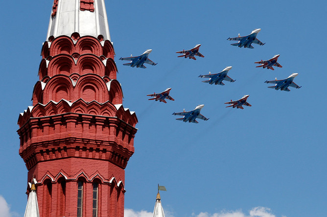 Многоцелевые истребители Су-27 пилотажной группы «Русские витязи» и МиГ-29 пилотажной группы «Стрижи» во время генеральной репетиции парада Победы на Красной площади, посвященного 71-й годовщине победы в Великой Отечественной войне