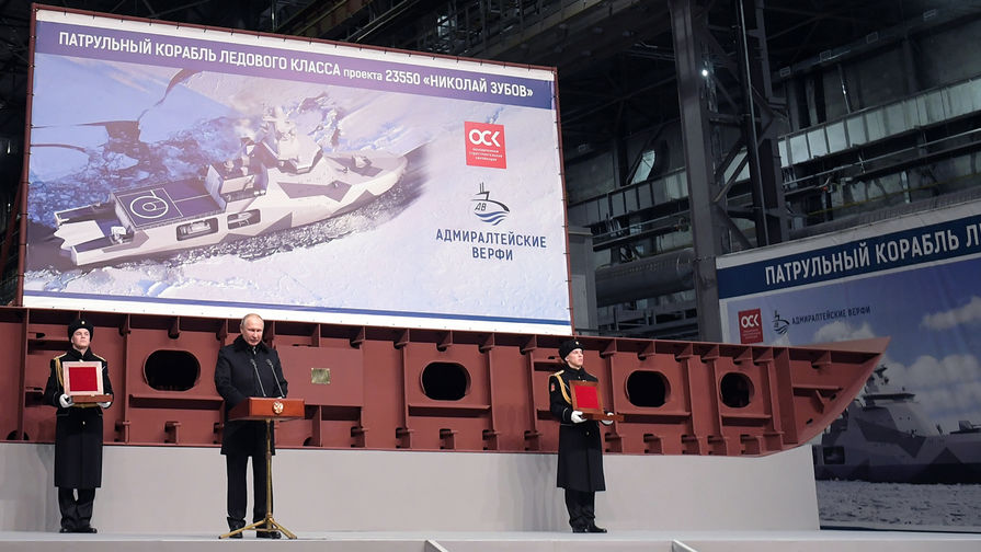 Президент России Владимир Путин выступает на церемонии закладки патрульного корабля ледового класса «Николай Зубов» на заводе «Адмиралтейские верфи», 27 ноября 2019 года