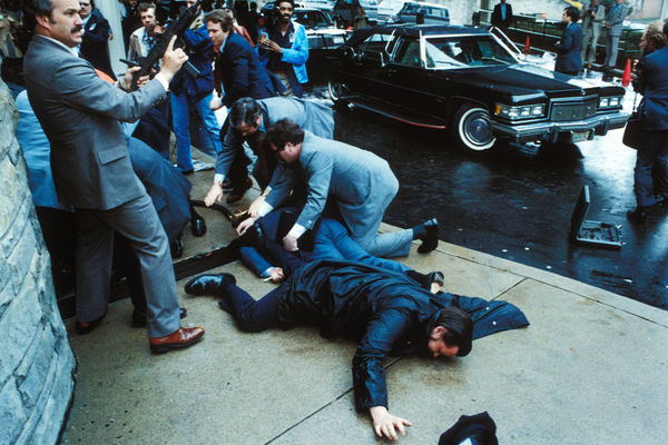Пресс-секретарь Белого дома Джеймс Брейди и полицейский Томас Делаханти, пострадавшие в результате покушения на Рональда Рейгана, 1981 год