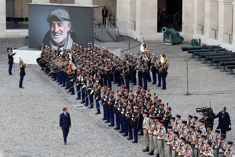 Президент Франции Эммануэль Макрон на&nbsp;церемонии прощания с&nbsp;французским актером Жан-Полем Бельмондо, 2021 год
