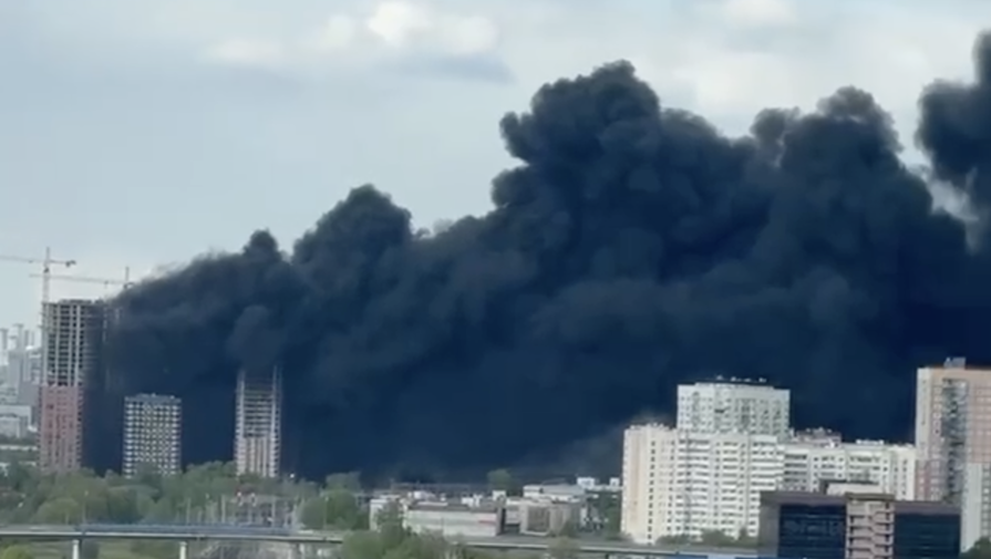 Строительные материалы горят на западе Москвы
