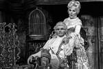 Вера Васильева и Александр Ширвиндт в сцене из спектакля «Безумный день, или женитьба Фигаро» по одноименной комедии Пьера Бомарше, 1981 год