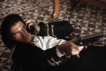 <b>«Однажды в Мексике» (2003)</b>
<br><br>
Фильмы «Отчаянный» и «Однажды в Мексике» — две части трилогии Роберта Родригеса о Музыканте (он же — Эль Мариачи). Когда-то он был простым гитаристом, но теперь вступил в борьбу с наркомафией и мстит за убитую возлюбленную. А в кофре у него — вовсе не гитара.

