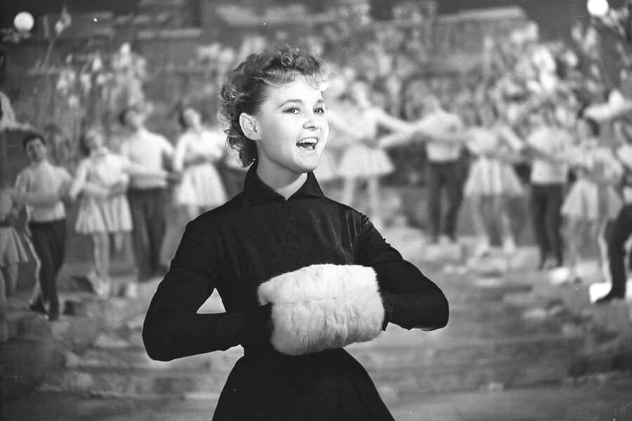 <b>Людмила Гурченко на&nbsp;съемках фильма «Карнавальная ночь».</b>
<br><br>
Сейчас кажется невероятным, но триумфа Людмилы Гурченко в&nbsp;роли Леночки Крыловой в&nbsp;фильме «Карнавальная ночь» могло и не быть. Ее пробы были отклонены худсоветом, и в&nbsp;картину утвердили другую. Однако когда начались съемки, Рязанов понял, что утвержденная артистка не подходит и надо искать замену. Тогда Иван Пырьев, возглавлявший на&nbsp;тот момент «Мосфильм», предложил попробовать Людмилу Марковну еще раз. После новых съемок, над&nbsp;которыми работал другой оператор &mdash; более опытный, чем предыдущий, &mdash; актрису все же утвердили. 