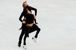Мэдисон Чок и Эван Бейтс (США) выступают в короткой программе танцев на льду