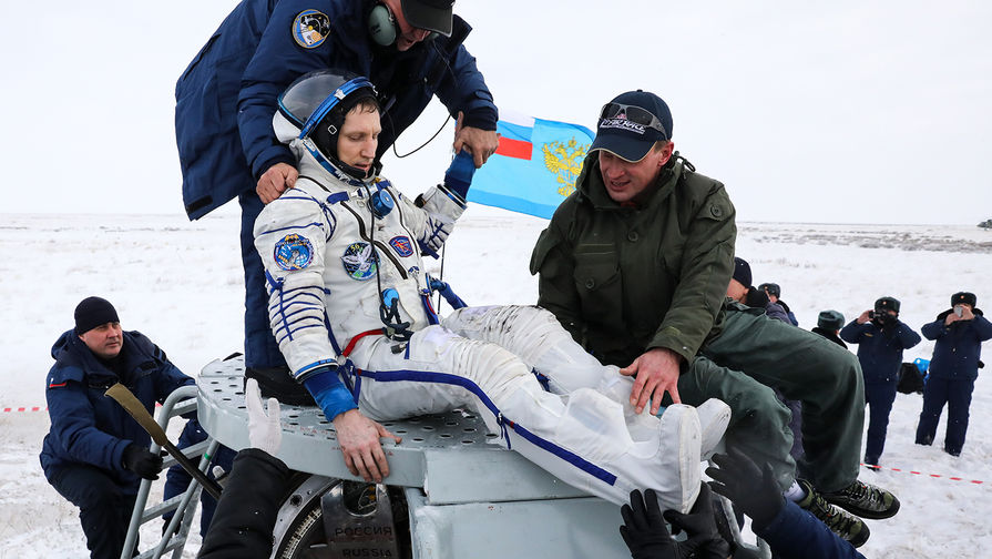Космонавт Сергей Прокопьев после посадки спускаемой капсулы корабля «Союз МС-09» в Казахстане, 20 декабря 2018 года