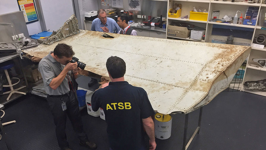 Обследование обломков самолета в&nbsp;лаборатории Австралийского бюро по&nbsp;безопасности на&nbsp;транспорте в&nbsp;Канберре, сентябрь 2016 года