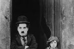 Чарли Чаплин и Джеки Куган в фильме «Малыш» (1921) 