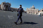 Опустевшая площадь Святого Петра в Ватикане, 10 марта 2020 года