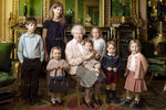 Елизавета II в окружении пяти внуков (принцесса Шарлотта сидит на коленях), сделанная знаменитым фотографом Энни Лейбовиц к 90-летнему юбилею королевы