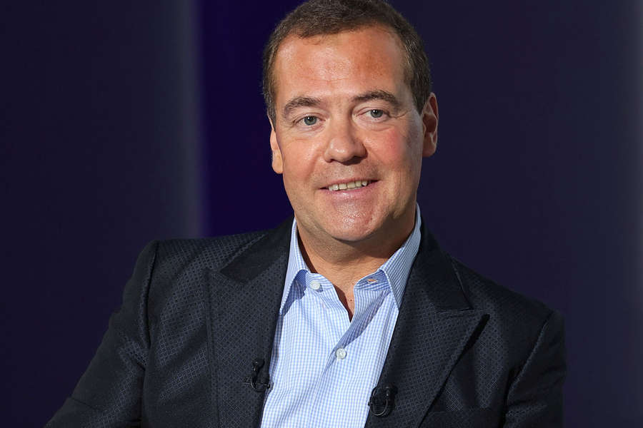Дмитрий Медведев улыбается