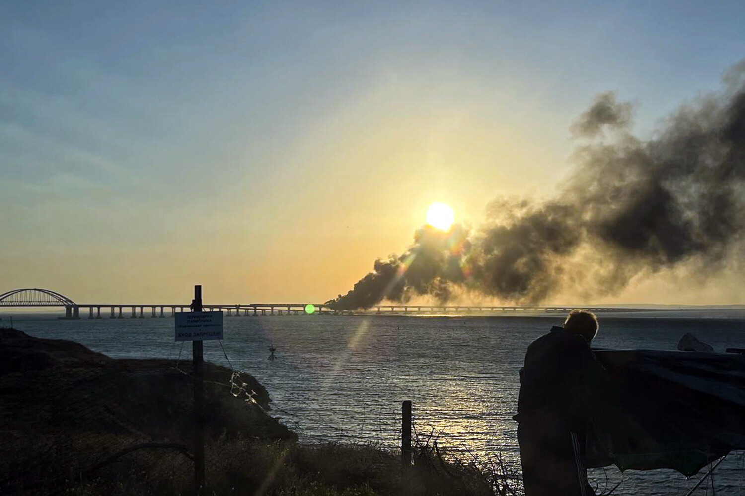 Пожар на&nbsp;одном из&nbsp;участков Крымского моста, 8&nbsp;октября 2022&nbsp;года