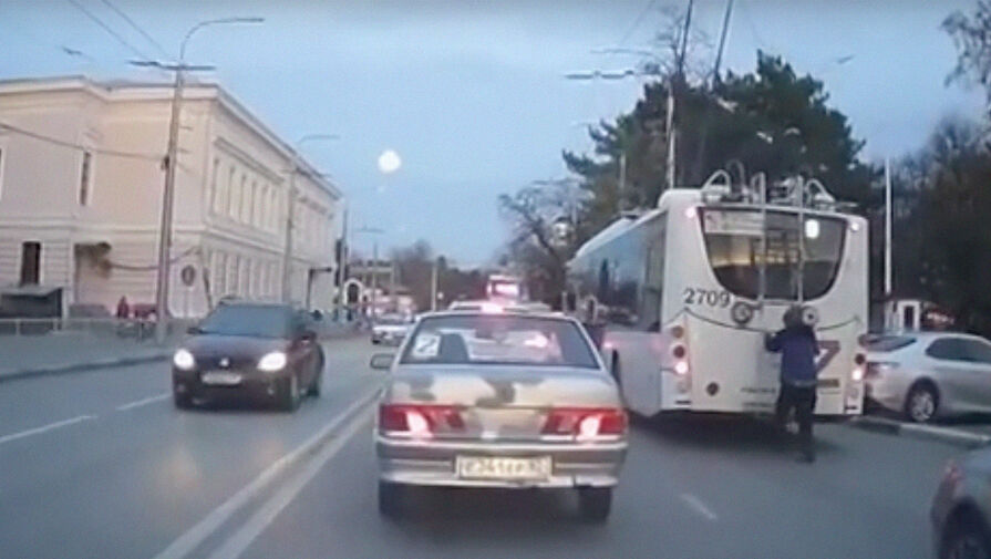 В Симферополе зацепер упал с троллейбуса из-за съехавших штанов