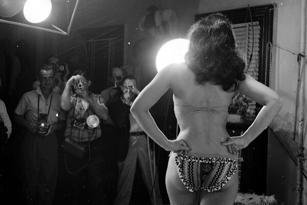 Пин-ап модель и &laquo;девушка января&raquo;, по&nbsp;версии Playboy, Бетти Пейдж позирует фотографам, 1955&nbsp;год