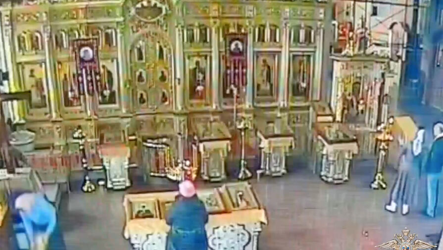 Москвичка перекрестилась и вынесла икону из храма в центре столицы