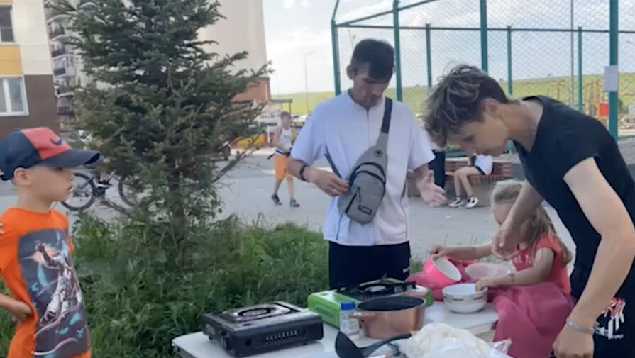 Жители Красноярска вынуждены готовить еду на улице из-за проблем с водой и электричеством