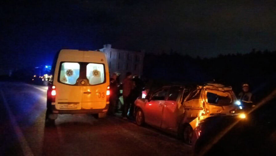 В Свердловской области водитель грузовика отвлекся и спровоцировал массовое ДТП