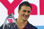 Райан Лохте получает приз как лучший пловец соревнований, установив два мировых рекорда