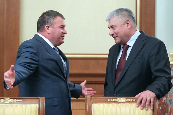 Анатолий Сердюков и министр внутренних дел РФ Владимир Колокольцев(2012 г.)
