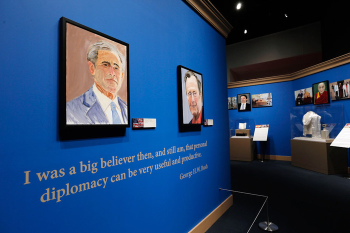 Портреты Джорджа Буша-младшего и Джорджа Буша-старшего на&nbsp;выставке «Искусство лидерства: личная дипломатия президента» 