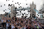 30 мая 2012 года сотни студентов, являющихся представителями более 100 национальностей, собрались в Лондоне у Тауэрского моста, чтобы поставить рекорд для Книги рекордов Гиннесса: они бросали вверх свои mortar-boards — студенческие головные уборы с квадратным верхом