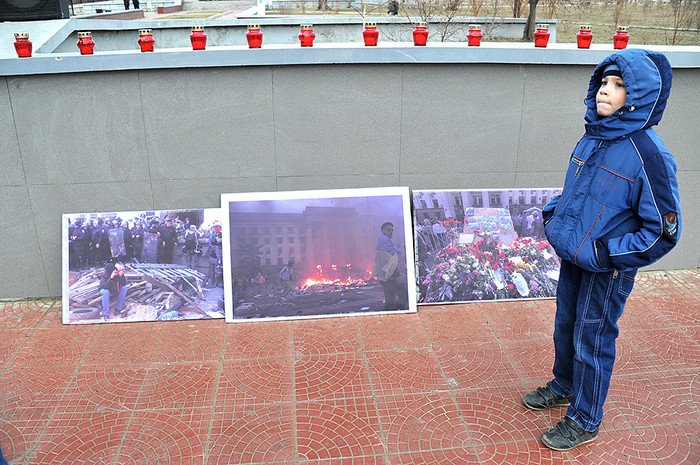 Мальчик во время траурного митинга на&nbsp;мемориале героям Халхин-Гола в&nbsp;память трагических событий в&nbsp;Одессе 2&nbsp;мая прошлого года в&nbsp;Доме профсоюзов