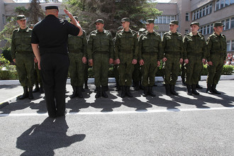 Призывники во время построения у здания республиканского военкомата Крыма