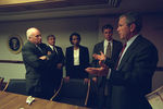 Президент США Джордж Буш, вице-президент Дик Чейни, советник по вопросам нацбезопасности Кондолиза Райс на совещании в Белом доме 11 сентября 2001 года