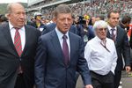 Заместитель председателя правительства России Дмитрий Козак (второй слева) и генеральный промоутер «Формулы-1» Берни Экклстоун