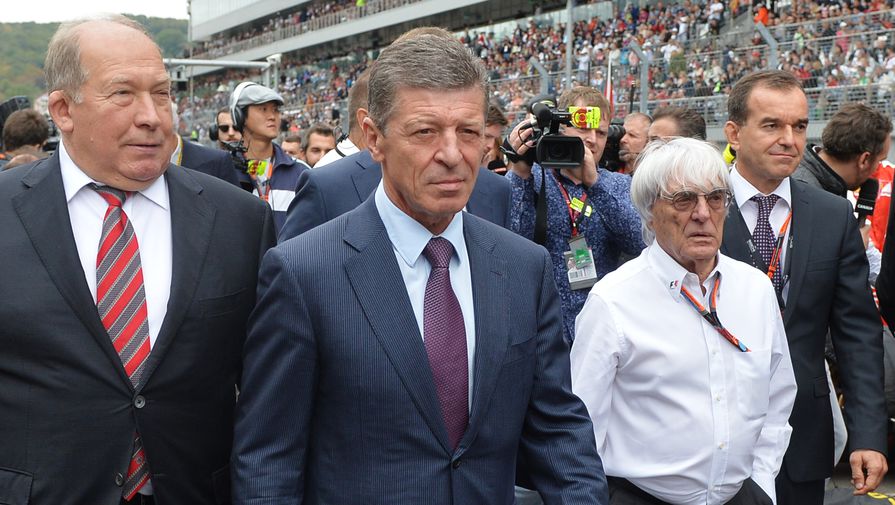 Заместитель председателя правительства России Дмитрий Козак (второй слева) и генеральный промоутер &laquo;Формулы-1&raquo; Берни Экклстоун