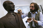 Художник-кондитер Никита Гусев заканчивает изготовление шоколадной фигуры президента России Владимира Путина для фестиваля «Праздник шоколада»