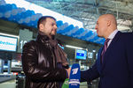Генеральный директор ООО «Авиакомпания «Победа» Андрей Калмыков поздравляет трехмиллионного пассажира «Победы»