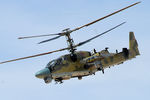 Вертолет Ка-52 «Аллигатор» во время боевой операции в окрестностях освобожденного от боевиков города Эль-Карьятейн
