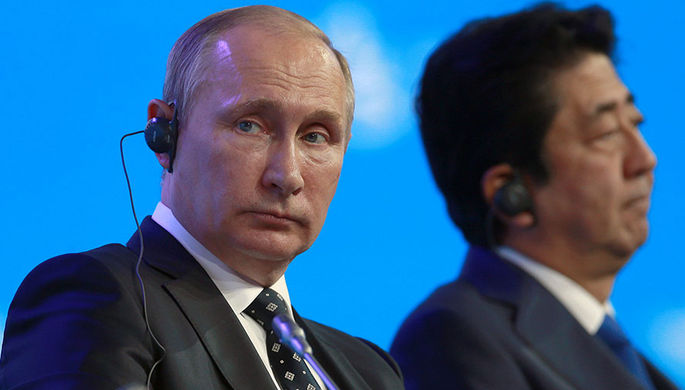 Президент России Владимир Путин и премьер-министр Японии Синдзо Абэ во время пленарного заседания...