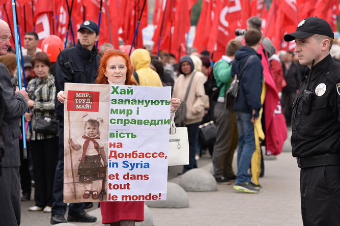 Участница первомайской демонстрации в Киеве, 1 мая 2017 года