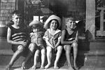 Слева направо: младший Джозеф Кеннеди, Кэтлин Кеннеди, Розмари Кеннеди и Джон Ф. Кеннеди в городе Кохассет, штат Массачусетс, США, 1928 год