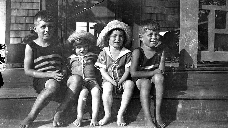 Слева направо: младший Джозеф Кеннеди, Кэтлин Кеннеди, Розмари Кеннеди и Джон Ф. Кеннеди в&nbsp;городе Кохассет, штат Массачусетс, США, 1928&nbsp;год