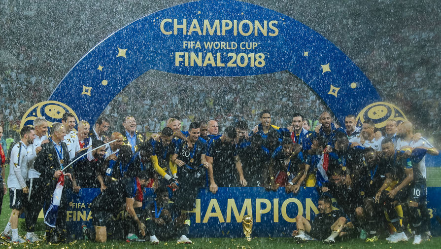Игроки сборной Франции радуются победе в финальном матче чемпионата мира по футболу, 15 июля 2018 года