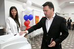Губернатор Московской области Андрей Воробьев и его жена Екатерина Багдасарова во время голосования на выборах губернатора на одном из избирательных участков в Барвихе.