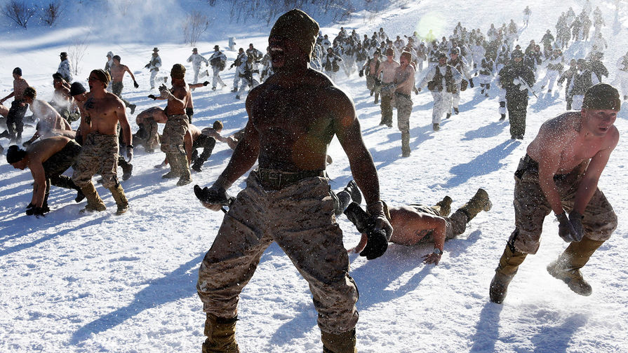 Американские солдаты учатся воевать в Арктике, прыгая в ледяную воду