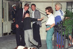 Президента США Джорджа Буша встречает внучка Дженна, сын Джордж и ее мать Лара в Белом доме, 12 сентября 1991 года