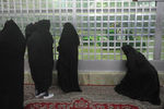 Женщины у гробницы аятоллы Хомейни в Тегеране
