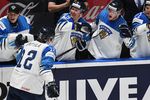 Игроки сборной Финляндии радуются забитой шайбе в полуфинальном мачте чемпионата мира по хоккею между сборными командами России и Финляндии