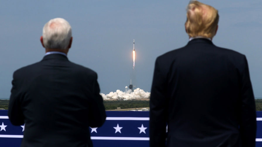Вице-президент США Майк Пенс и президент США Дональд Трамп во время запуска космического корабля Crew Dragon на&nbsp;стартовой площадке на&nbsp;мысе Канаверал, штат Флорида, США, 30 мая 2020 года